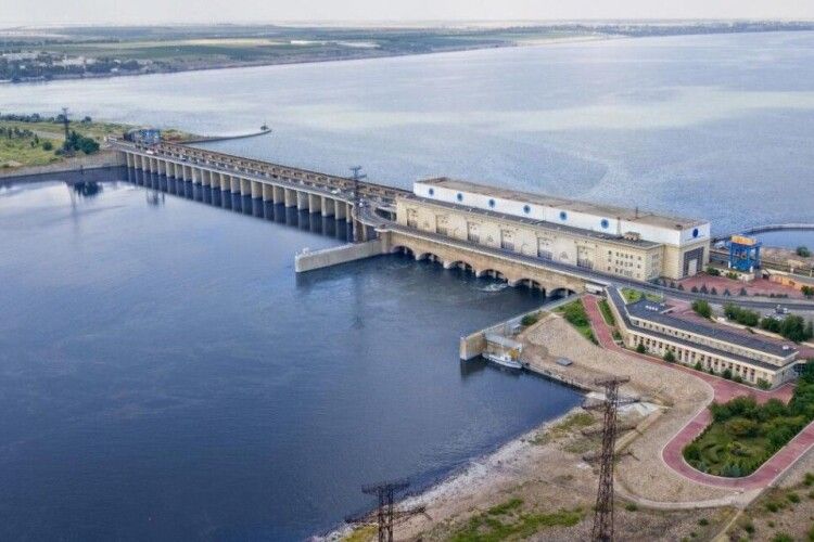 Біля Каховки росіяни затопили 9 вагонів, щоб зробити переправу для втечі