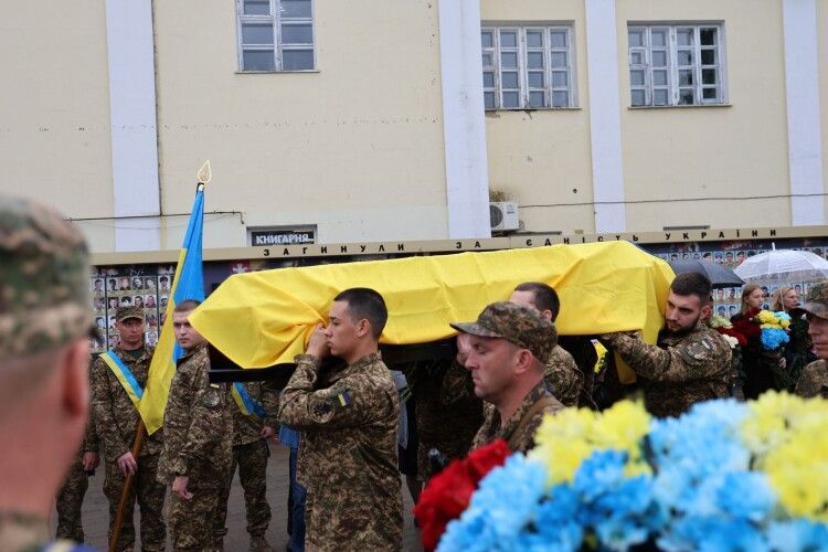 У Луцьку попрощались із Героєм Тарасом Пархомуком