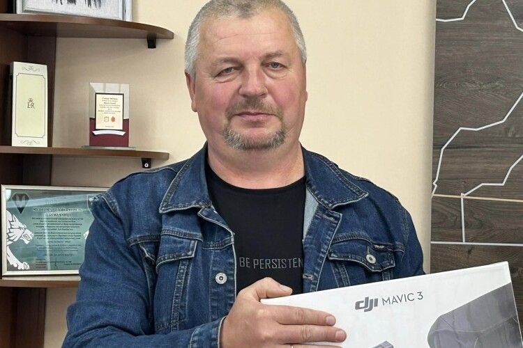 Вчителеві з Волині передали квадракоптер для його сина-воїна