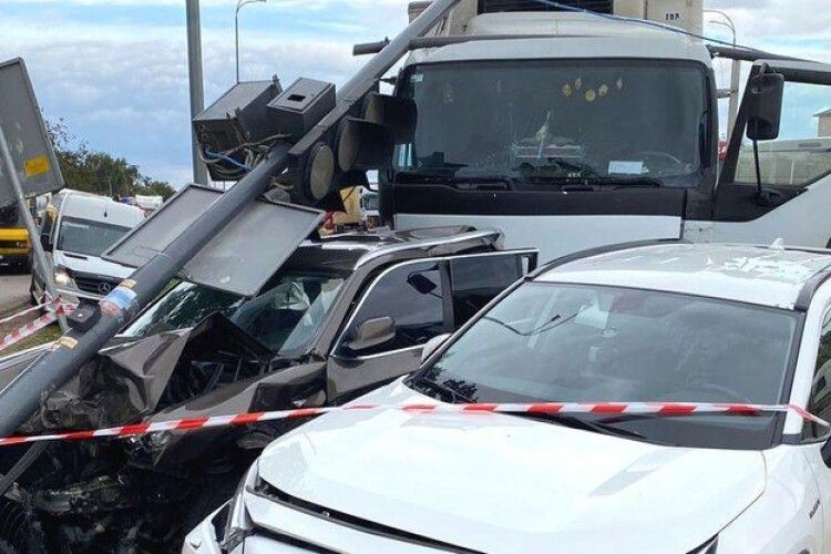 Водій вантажівки заснув за кермом: у поліції назвали основну версію смертельної ДТП біля Рівного (Відео)