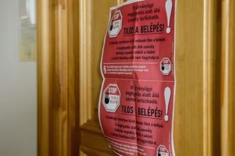 А ми б так змогли? В Угорщині просять людей з підозрою на коронавірус клеїти на будинку попереджувальні знаки