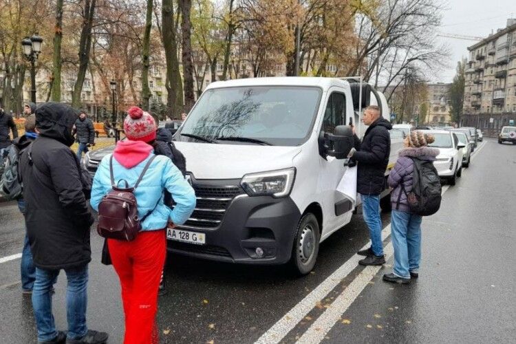 У центрі Києва «антивакцинатори» розвернули авто з бочкою: побоюються, що в ній отруйна речовина (Фото)