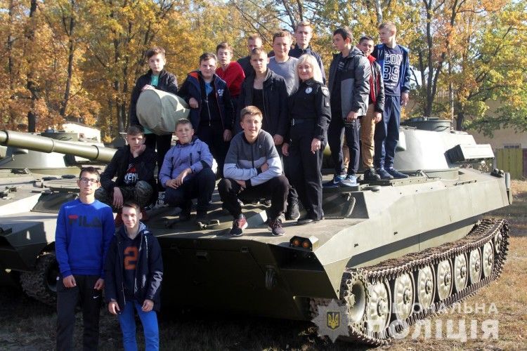 В Оржеві чортова дюжина хлопчаків разом з офіцеркою поліції вилізли на танка