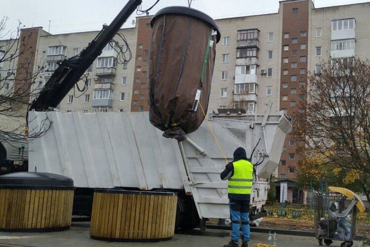 У Луцьку встановили напівпідземні контейнери для сміття (Фото)