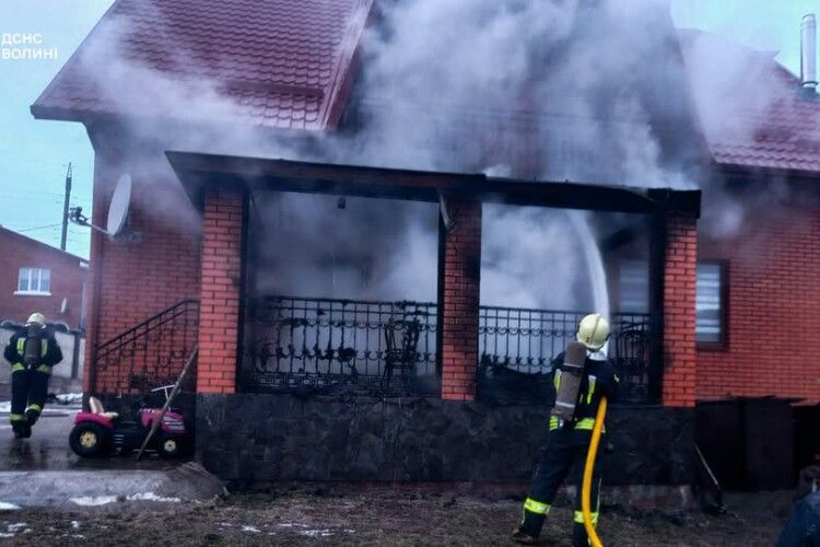 На Волині через порушення правил пожежної безпеки загорівся будинок