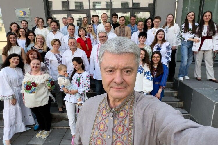 Порошенко привітав українців із Днем вишиванки і показав традиційні світлини з командою