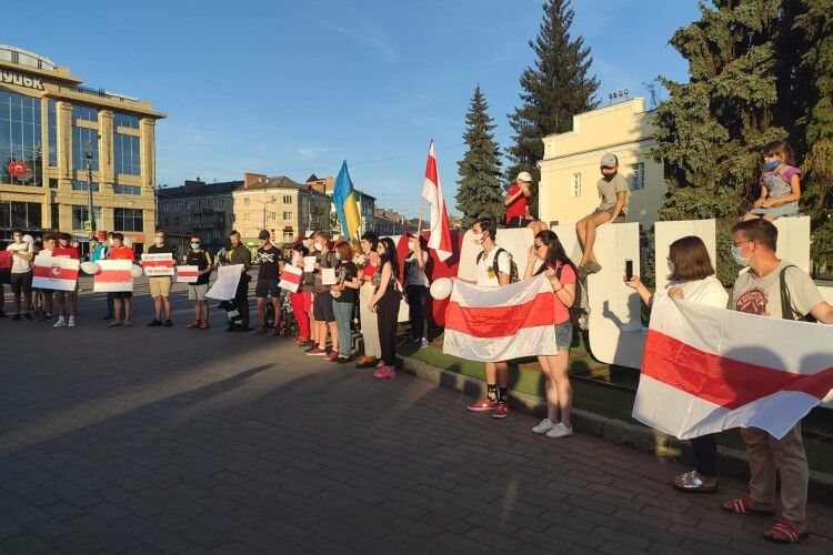 Лучани зібралися на Театральному майдані задля підтримки свобідної Білорусі (Відео)