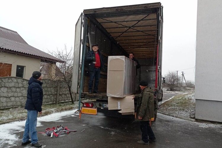 Лікарня і гуртожиток на Любешівщині отримали меблі та комплекти для їдальні