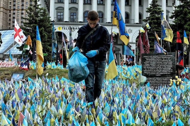 Переговори з путіним неможливі –  це розуміє кожен, хто бачив клумби із синьо-жовтими прапорцями на Майдані