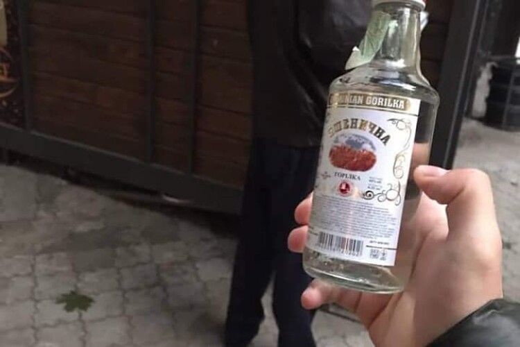 О сьомій ранку продавці підпільного алкоголю в Луцьку вже на «бойовому посту»