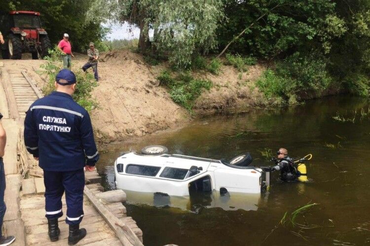 На Чернігівщині «Нива» з'їхала в річку з понтонного мосту – водій загинув