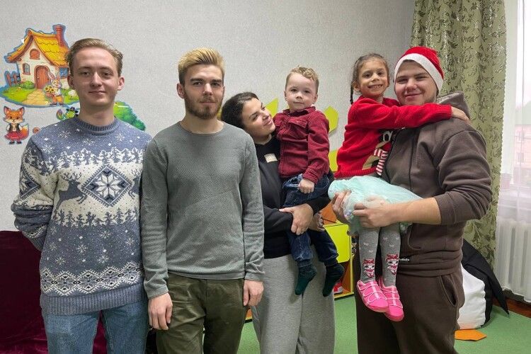 Студенти Луцького вишу організували благодійну поїздку, щоб подарувати дітям святковий настрій