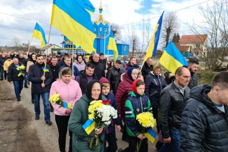 На колінах, з прапорами України і квітами провели в останню дорогу волинянина Василя Кальчука (Фото)