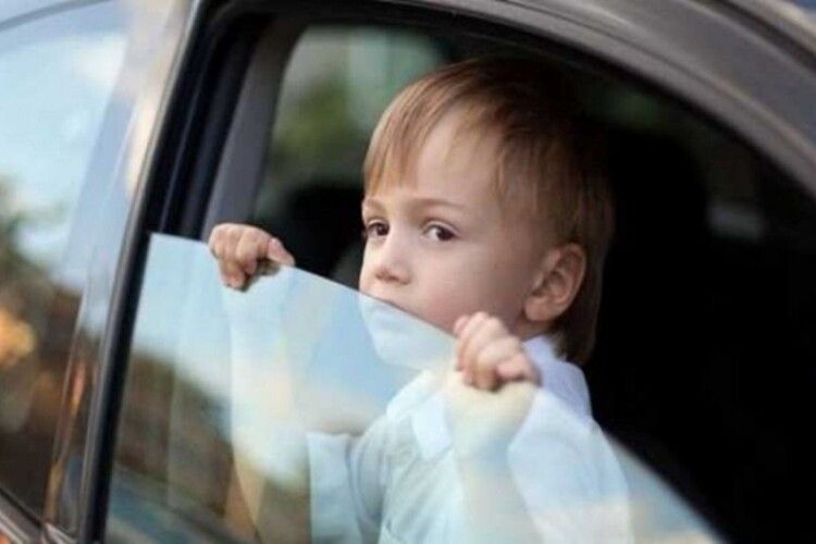 Посадив дитя у машині спереду  – заплати півтисячі штрафу