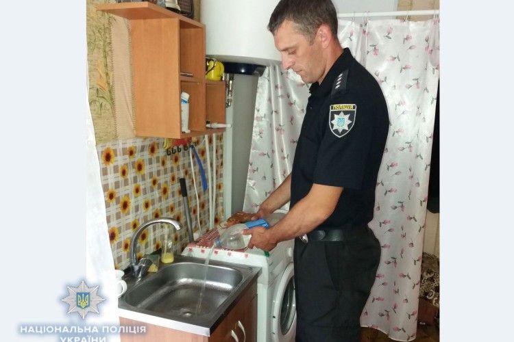 Рівненські поліцейські вилили півтори тисячі літрів самогону