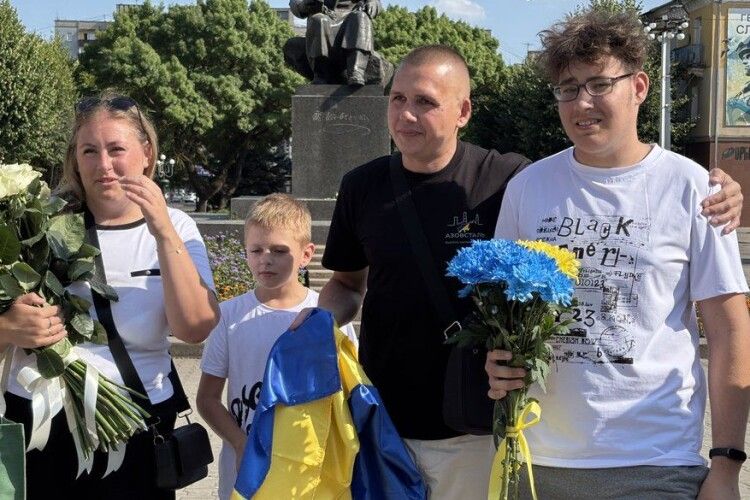 На Волині місто зустріло звільненого з полону захисника «Азовсталі»