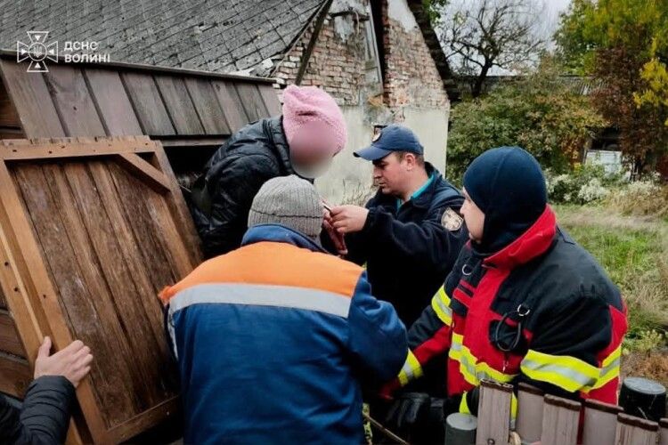 На Волині жінка опинилася на дні 12-метрового колодязя