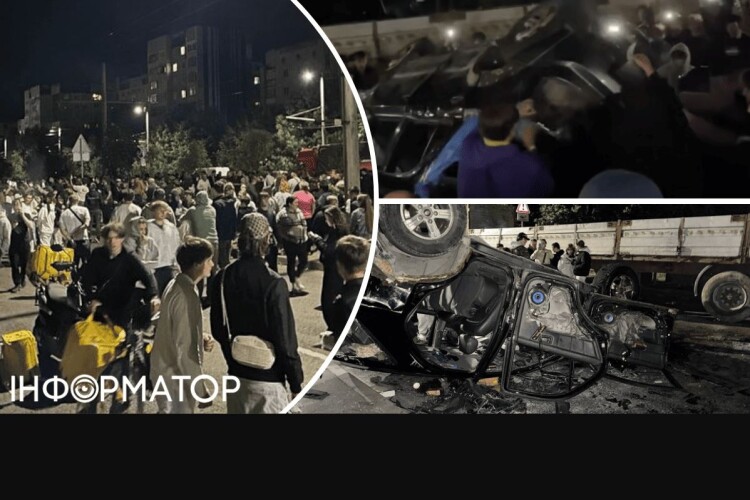 У Львові натовп людей перевернув службове авто ТЦК