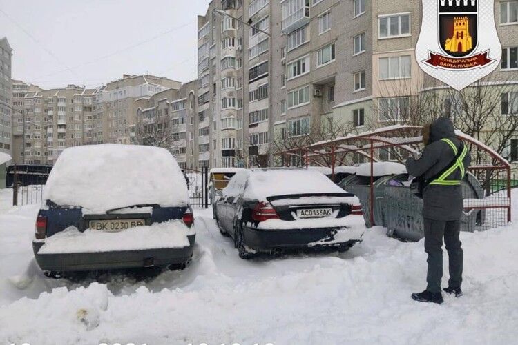 У Луцьку оштрафували водіїв Mercedes та Opel, які лишили свої авто біля «смітників» (Фото)