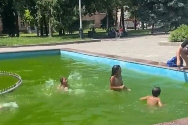 У центральному фонтані Рівного роми влаштували аквапарк (Відео)