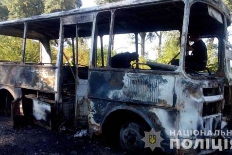 Під час руху загорівся автобус, у салоні якого перебувало 20 дітей