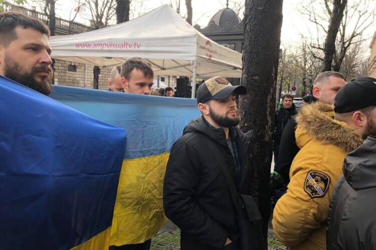 Українські ветерани в Парижі порвали прапор Росії