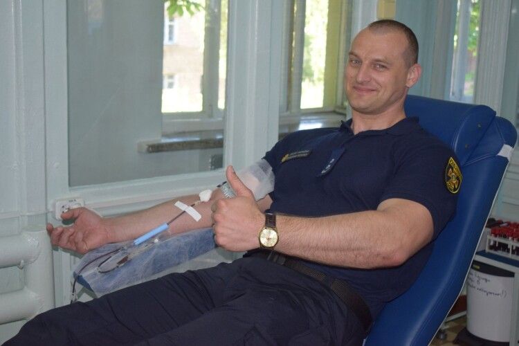 Рівненські рятувальники пожертвували онкохворим дітям півтора відра власної крові (фото)