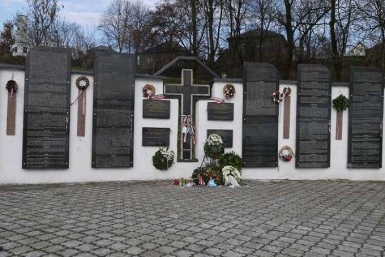 Вандали пошкодили Стіни плачу у Свалявському меморіальному парку