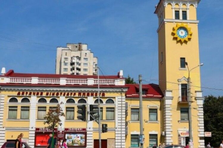 Ракетна атака: у Хмельницькому пошкоджені багатоповерхівки, двоє поранених