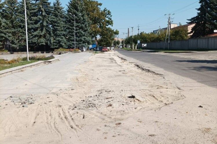 Ждуть, поки осяде грунт: у Ківерцях дороблятимуть дорогу в жовтні