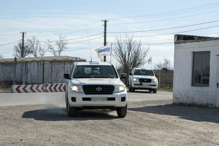 Бойовики не пропускають міжнародних спостерігачів та додому людей, зареєстрованих на окупованій території (Фото)