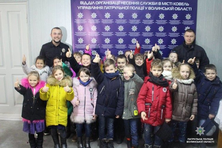 Ковельські другокласники взяли в облогу патрульну поліцію (фото)