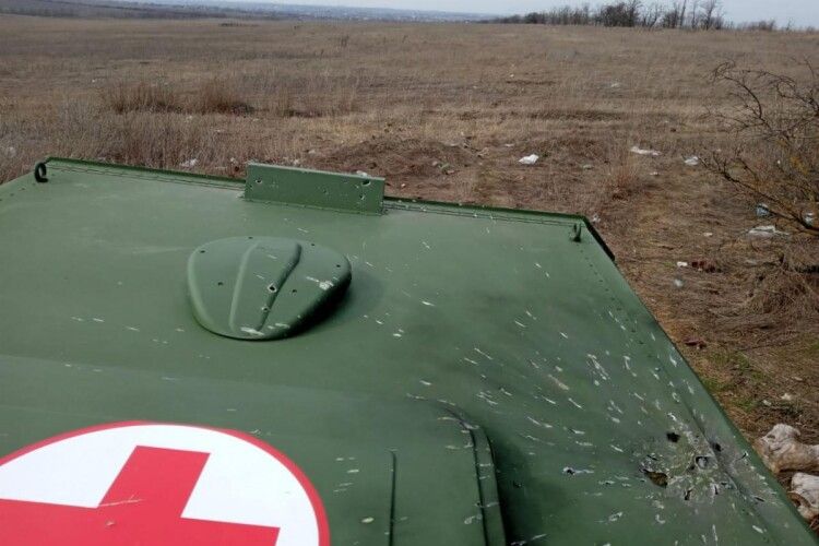 На Донбасі російські окупанти атакували санітарний автомобіль із емблемою Червоного хреста