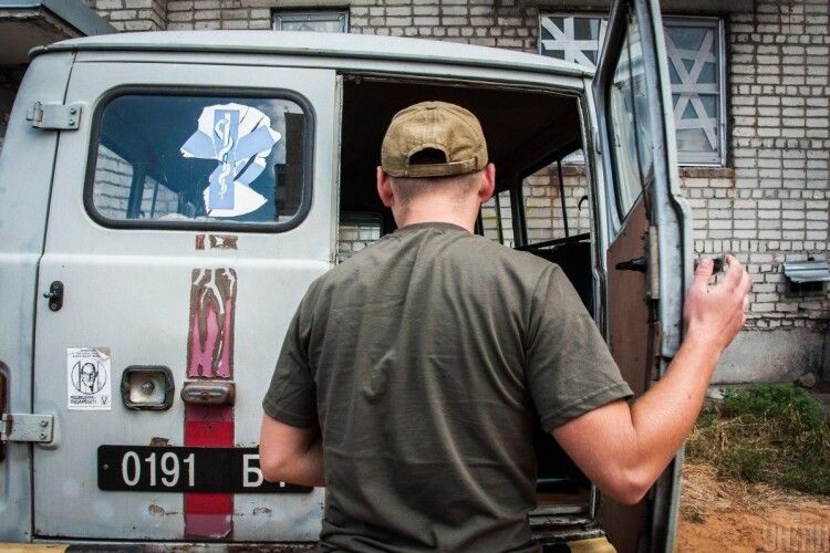 Військовому стало зле дорогою в ООС – його рятували провідники потяга