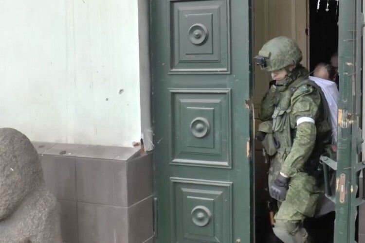 Готуються до приходу ЗСУ: у Херсоні окупанти грабують «Епіцентр» і вивозять товари в Крим (Відео)