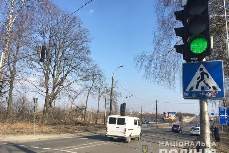 У Рівному водій «Mercedes-Benz» на світлофорі збив 10-річного хлопчика (фото)
