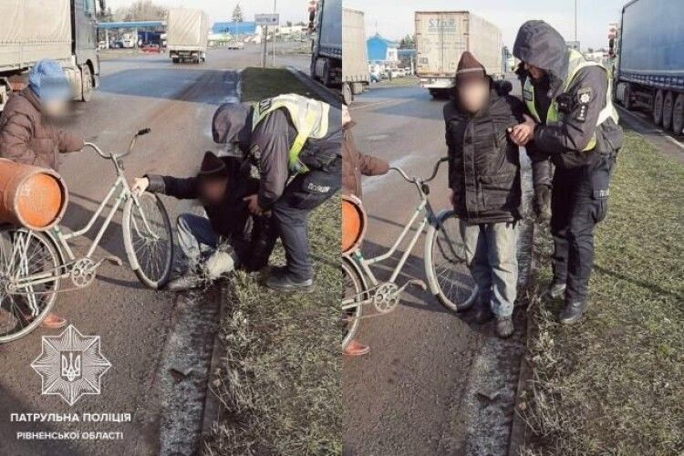 Не втримався на ногах та впав: на Рівненщині патрульні допомогли пенсіонеру, який сидів на краю дороги