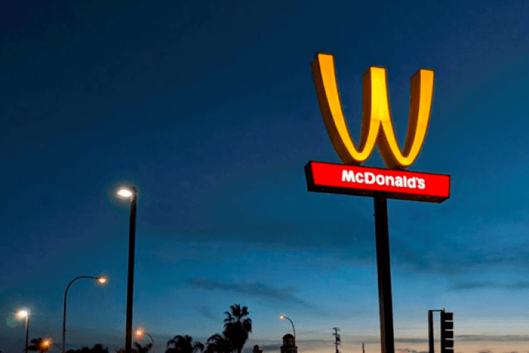 Оригінальне привітання від McDonald's усім жінкам