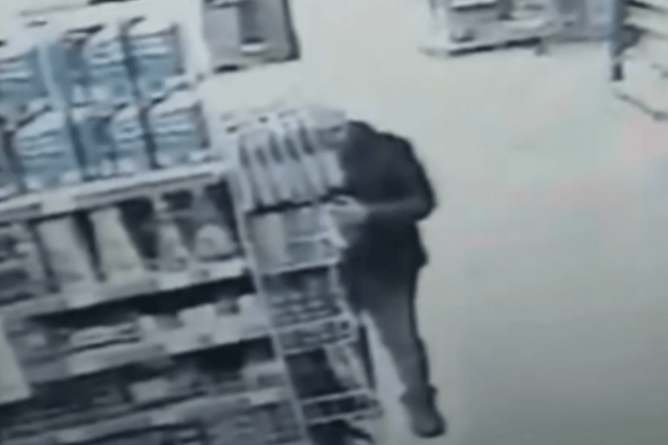 Самогубство у супермаркеті: чоловік зарізав себе новим ножем (Відео 18+)