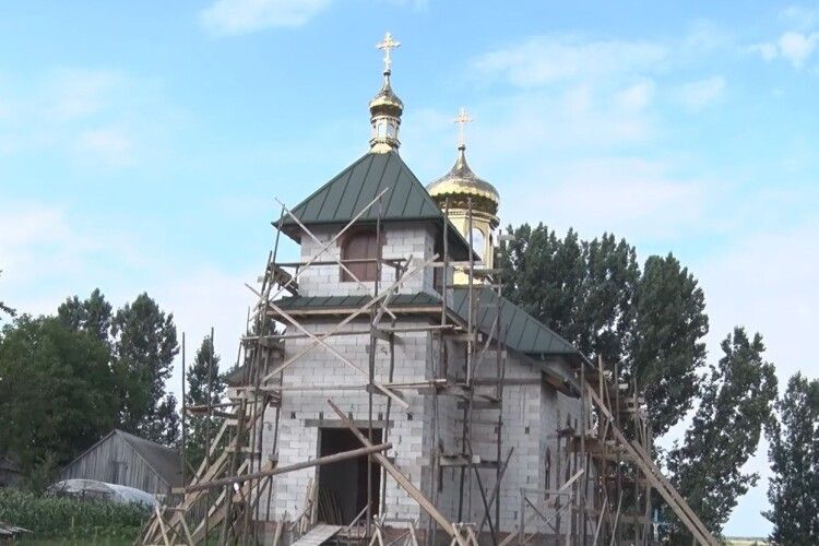 Для московських попів закон неписаний: у волинському селі незаконно будують храм московського патріархату (Відео)