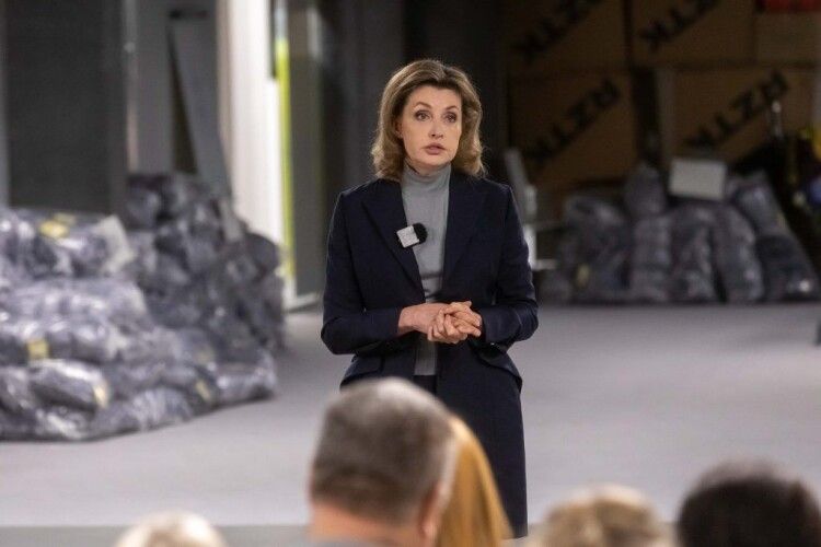 Порошенки передали 900 тисяч квадратних метрів основ для маскувальних сіток у військо