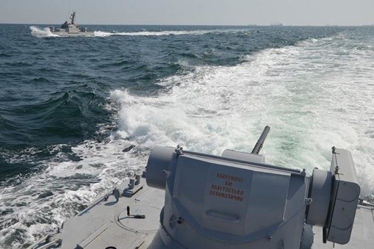 Російський прикордонний корабель протаранив буксир ВМС України