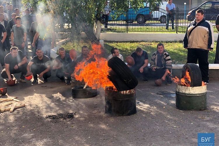 Нововолинські гірники вже запалили шини