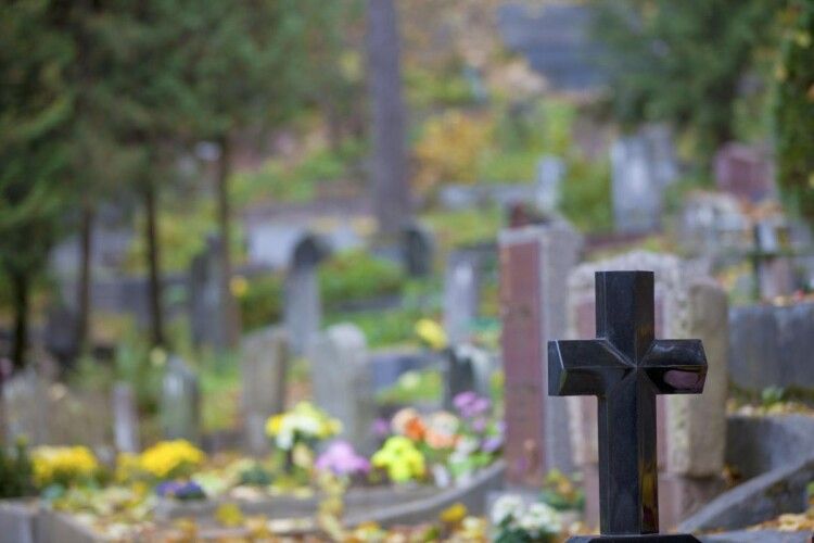 Без частини голови біля закривавленого хреста: на кладовищі знайшли понівечене тіло