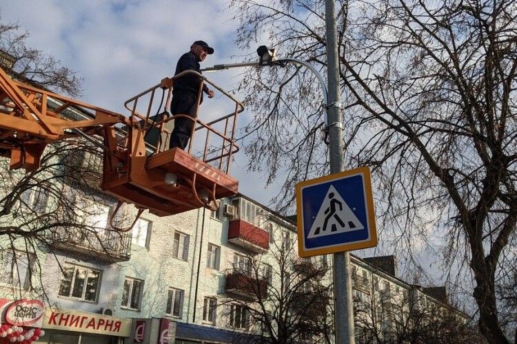 Встановлюють освітлення пішохідних переходів у Володимирі