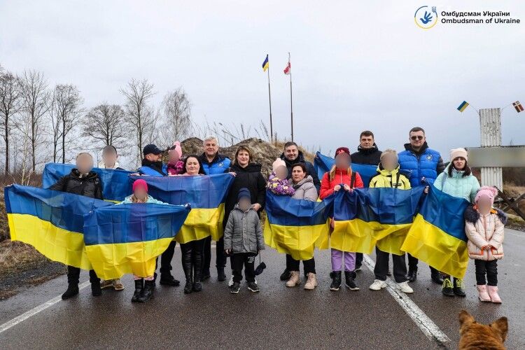 Пережили окупацію, бомбардування та смерть рідних: на Батьківщину вдалося повернути 11 українських дітей