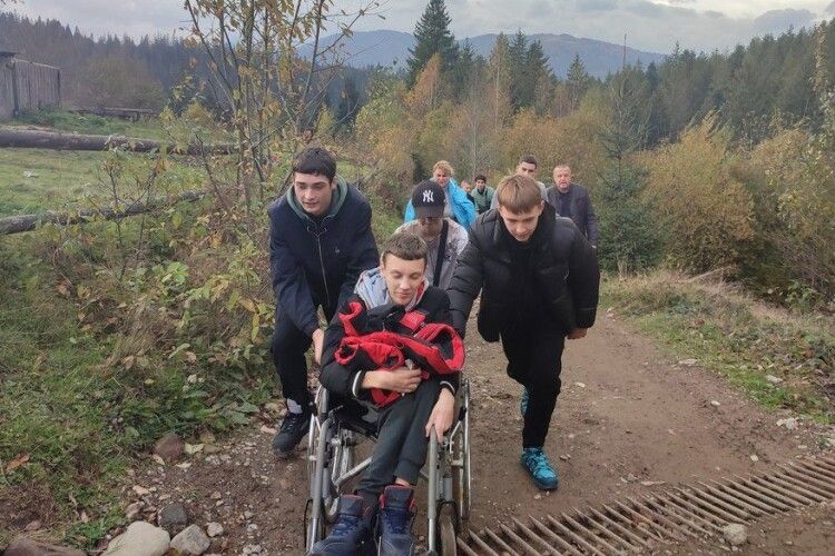 Діти з Волині на руках винесли хлопця на гору в Карпатах і здійснили його мрію