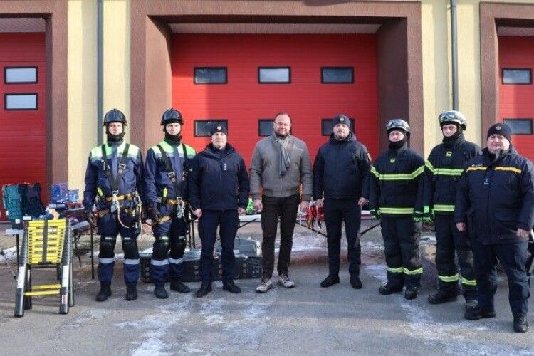 Луцька громада закупила сучасне верхолазне обладнання рятувальникам