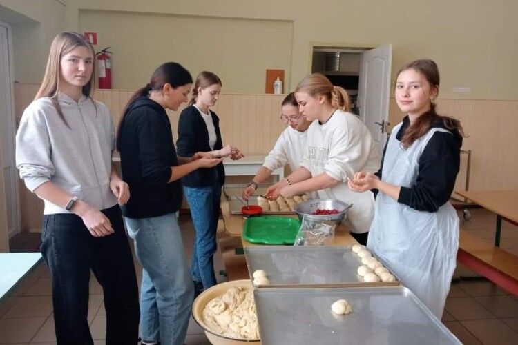 Волинські школярі підготували смачну передачу на Куп'янський напрямок (Фото)