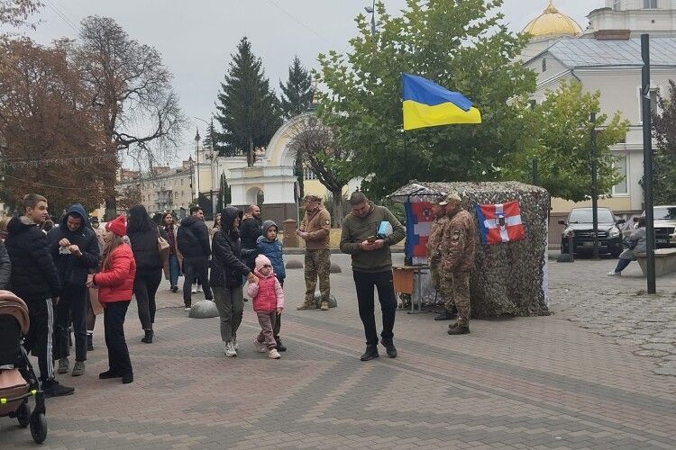 Повісток не роздають: на вулицях Луцька з’явились рекрутингові групи